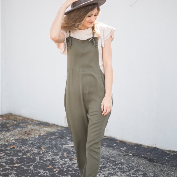 Tie strap jumpsuit - Picture 2 of 8
